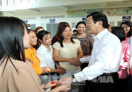 Президент СРВ Чыонг Тан Шанг поздравляют рабочих г.Хошимина с новым годом - ảnh 1